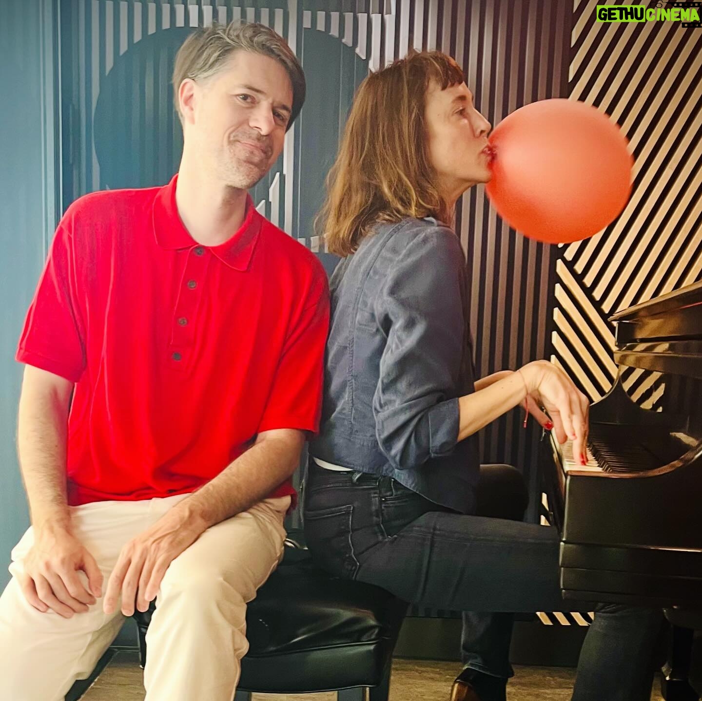 Catherine Pogonat - 36 Likes - Duo bulle de gomme avec @felixdyotte . Il se fait chanteur populaire, new wave, sur son nouvel album Aérosol. Entrevue à écouter sur @rc.ohdio !
@icimusique #leffetpogonat
