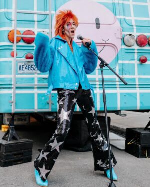 Catherine Pogonat Instagram - Quelle expérience!! Je me souviendrai de cette soirée toute ma vie. 
📸 @mironaphotographie 
Maquillage @walter.e.go 
Look @velma.johnny_jones 
@mixbus_studio @villagemontreal @jessprecieuse #davidbowie #ziggystardust #rebelrebel