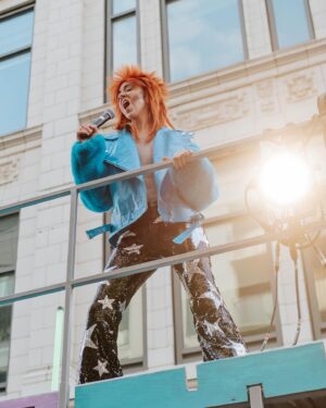 Catherine Pogonat Instagram - Quelle expérience!! Je me souviendrai de cette soirée toute ma vie. 
📸 @mironaphotographie 
Maquillage @walter.e.go 
Look @velma.johnny_jones 
@mixbus_studio @villagemontreal @jessprecieuse #davidbowie #ziggystardust #rebelrebel