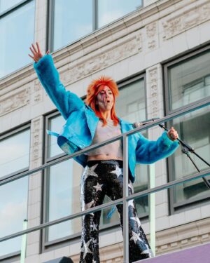 Catherine Pogonat Instagram - Quelle expérience!! Je me souviendrai de cette soirée toute ma vie. 
📸 @mironaphotographie 
Maquillage @walter.e.go 
Look @velma.johnny_jones 
@mixbus_studio @villagemontreal @jessprecieuse #davidbowie #ziggystardust #rebelrebel