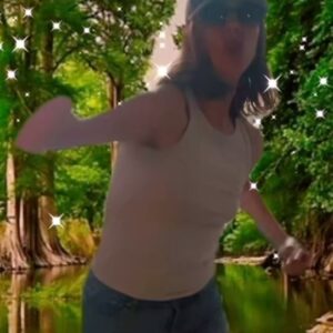 Catherine Pogonat Instagram - C’est en faisant un peu de rock rap dans la jungle que je pars en vacances! De retour à la mi-juillet. Nicolas Tittley sera au micro de L’effet. Je vous embrasse!! 🍉🍉 #crazytown #butterfly #rip #2000 #leffetpogonat @icimusique