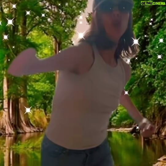 Catherine Pogonat - 35 Likes - C’est en faisant un peu de rock rap dans la jungle que je pars en vacances! De retour à la mi-juillet. Nicolas Tittley sera au micro de L’effet. Je vous embrasse!! 🍉🍉 #crazytown #butterfly #rip #2000 #leffetpogonat @icimusique