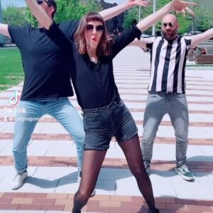 Catherine Pogonat Instagram - Livin la vida loca! Une vie de folie sur le parvis de Radio-Canada. @icimusique @ricky_martin #leffetpogonat #latinlove #livinlavidaloca #choreography #fyp #performance @dj_yro @oliviermercure