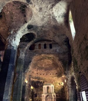 Catherine Pogonat Instagram - L’église troglodyte. Une des seules églises souterraines d’Europe. Mystère et humidité.