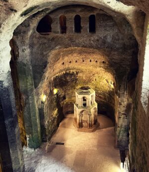 Catherine Pogonat Instagram - L’église troglodyte. Une des seules églises souterraines d’Europe. Mystère et humidité.