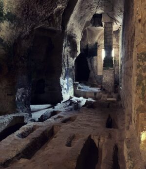Catherine Pogonat Instagram - L’église troglodyte. Une des seules églises souterraines d’Europe. Mystère et humidité.
