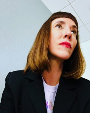 Catherine Pogonat Instagram - Est-ce la coupe @nathaliesimardofficiel ? Est-ce Mireille Mathieu? Que non! C’est le bob Pogonat 2024.
@alvarocoiffure ✂️