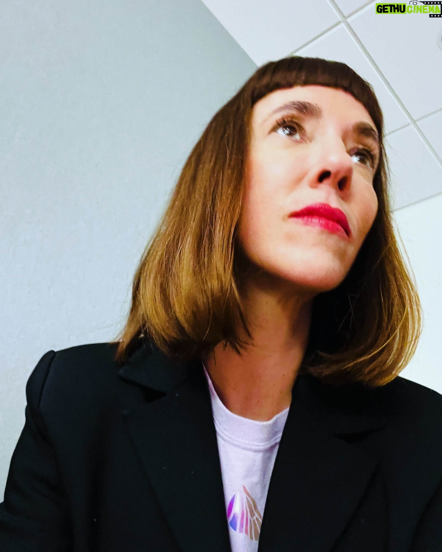 Catherine Pogonat - 34 Likes - Est-ce la coupe @nathaliesimardofficiel ? Est-ce Mireille Mathieu? Que non! C’est le bob Pogonat 2024.
@alvarocoiffure ✂️