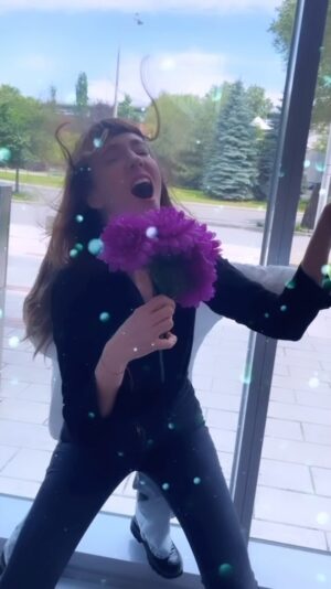 Catherine Pogonat Instagram - Pour vivre comme une reine ou être une sirène, on vit notre carpe diem à fond avec @larafabianofficial . #leffetpogonat @icimusique @veronique.a.g #larafabian #leila #90s #carpediem #fyp @amelieadubeau