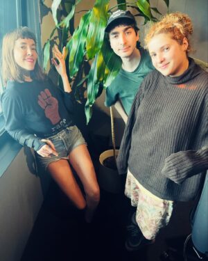 Catherine Pogonat Instagram - Squat, jungle et air coquin avec l’une de nos nouvelles Révélations Radio-Canada, @rau_ze ! 
@icimusique #leffetpogonat