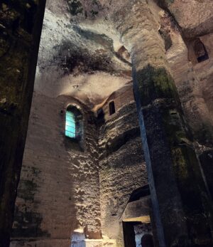 Catherine Pogonat Instagram - L’église troglodyte. Une des seules églises souterraines d’Europe. Mystère et humidité.