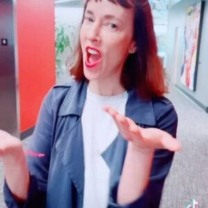 Catherine Pogonat Instagram - Un vrai beau lipdub comme en 2009 à l’UQAM! Dans les bureaux de Radio-Canada. #lipdub #uqam #2009 #igottafeeling @blackeyedpeas #fyp #viedebureau #leffetpogonat @icimusique @alexcourteau @dj_yro