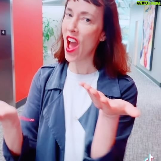 Catherine Pogonat - 50 Likes - Un vrai beau lipdub comme en 2009 à l’UQAM! Dans les bureaux de Radio-Canada. #lipdub #uqam #2009 #igottafeeling @blackeyedpeas #fyp #viedebureau #leffetpogonat @icimusique @alexcourteau @dj_yro
