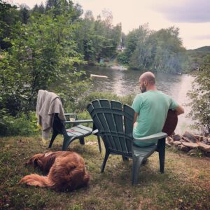 Catherine Proulx-Lemay Instagram - Mon chum,mon chien,mon lac.
Un feu, un verre de sancerre.
#findesvacances «#lecalmeavantlatempête Demain jour 1 sur @district31