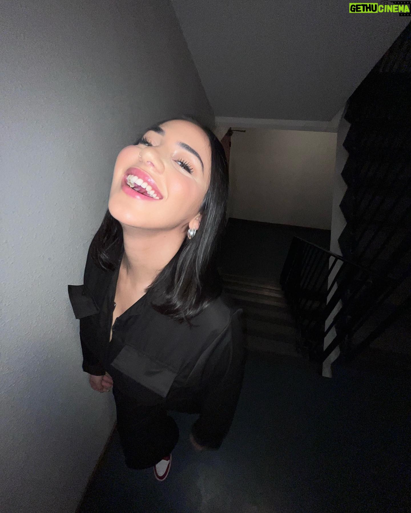Catherine Williams - 2.2K Likes - 🇫🇷Bonne année 2023 à tous. 💕
Trop heureuse que vous fassiez partie de ma vie ❤️
J’ai hâte d’avoir vos retours, le 6 janvier !
J’ai écouté vos conseils je vais prendre en photo mes outfits !
Là pour le coup c’est une combinaison @prettylittlething
Mais je vous la conseille pas si vous faite 1m70 elle serre les fesses 🤣 elle était trop petite.
____
🇺🇸 Happy New Year 2023 to all. 💕
So happy to have you in my life ❤️
I look forward to your feedback on January 6!
I listened to your advice I will take pictures of my outfits!
There for once it's a combination @prettylittlething
But I don't recommend her if you're over 1m70 she squeezes her buttocks 🤣 she was too small.
_____
🇧🇷🇵🇹 Feliz Ano Novo 2023 a todos. 💕
Muito feliz por ter você na minha vida ❤️
Aguardo seu feedback em 6 de janeiro!
Eu ouvi o seu conselho, vou tirar fotos das minhas roupas!
Pela primeira vez é uma combinação @prettylittlething
Mas eu não recomendo ela se você tiver mais de 1m70 ela aperta as nádegas 🤣 ela era muito pequena.
#ultimatum #ultimatumfrance #netflix