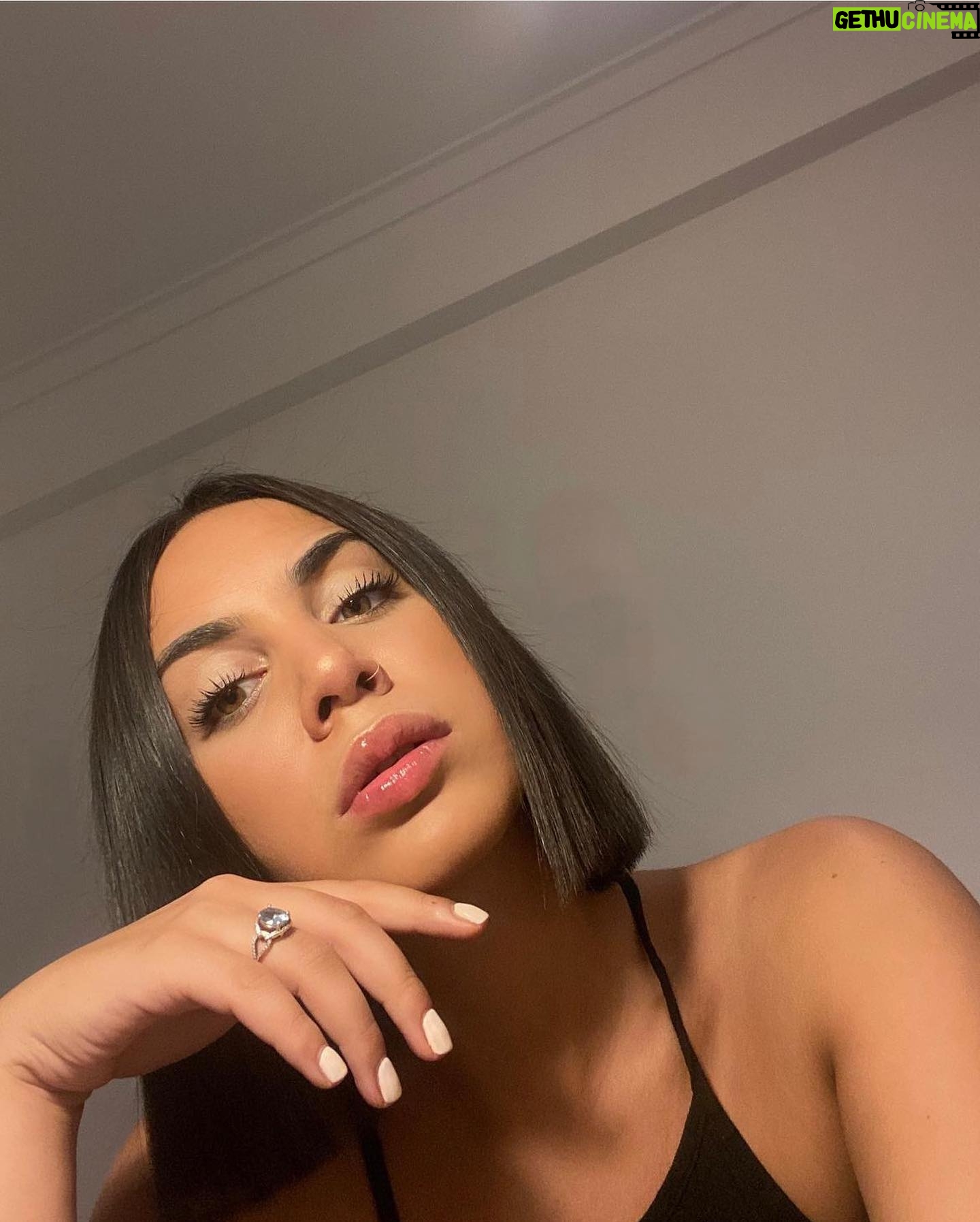 Catherine Williams - 1.7K Likes - Non ce n’est pas une bague de mariage 🤣
🇵🇹não, não é uma aliança de casamento😜
🇺🇸no it's not a wedding ring 🤣
