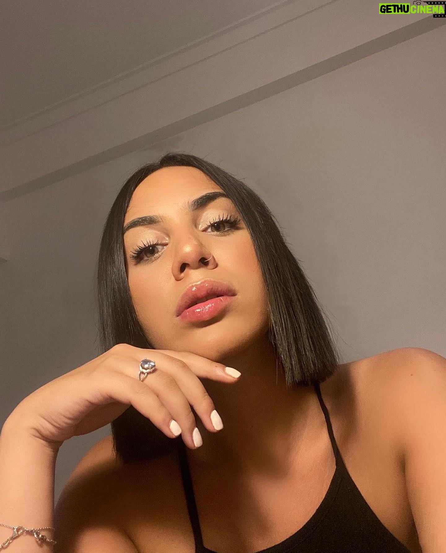 Catherine Williams - 1.7K Likes - Non ce n’est pas une bague de mariage 🤣
🇵🇹não, não é uma aliança de casamento😜
🇺🇸no it's not a wedding ring 🤣