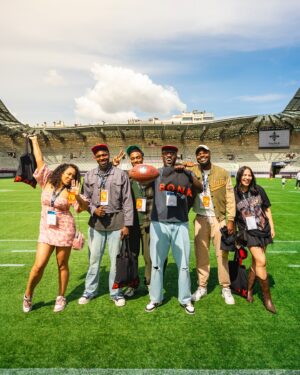Catherine Williams Instagram - Une journée dingue hier ! 🩷
@official_bonk_inu nous a fait vivre une expérience VIP hors du commun ! On a pu regarder le match de @parismusketeers et c’était incroyable ! 🏈