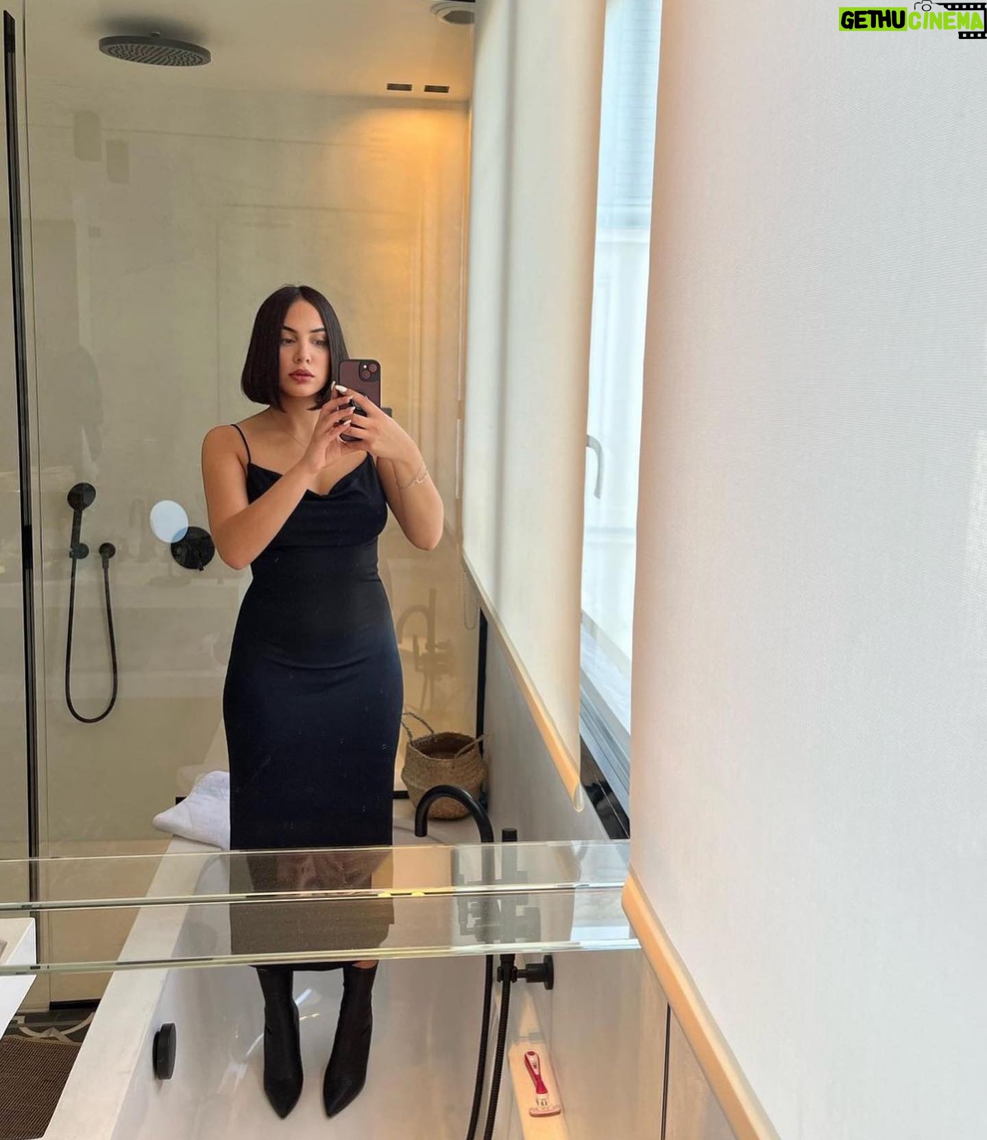 Catherine Williams - 1.9K Likes - Désolé @netflixfr vous n’aviez pas prévu de miroir… 🫣