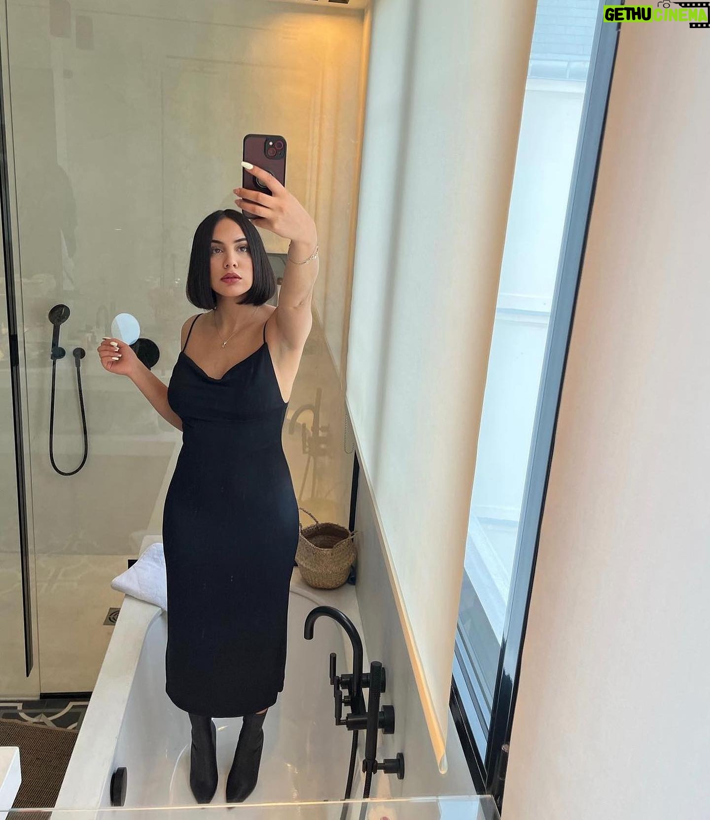 Catherine Williams - 1.9K Likes - Désolé @netflixfr vous n’aviez pas prévu de miroir… 🫣