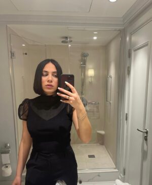 Catherine Williams Instagram - A deux doigt de refaire mon carré #shorthair 
Je laisse pousser ou je coupe ?
