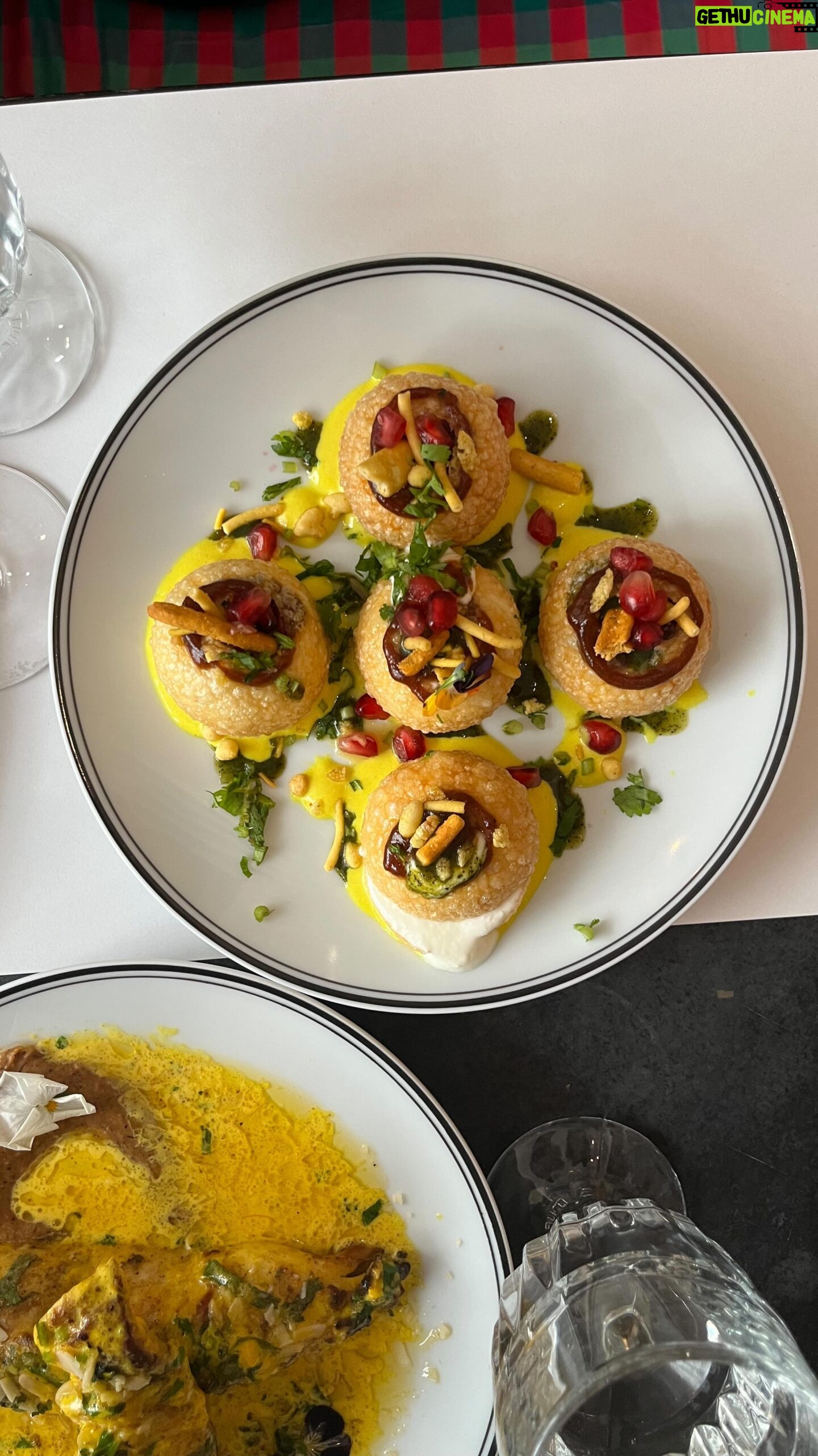 Catherine Williams - 3 Likes - Le restaurant indien 🇮🇳
@desiroadrestaurant
⭐️⭐️⭐️⭐️
📍6, rue Dauphine, Paris
🥩 Agneau Halal
🌱 Plusieurs options végétariennes
Ce restaurant offre une ambiance conviviale et intègre avec brio une esthétique moderne indienne dans ses plats ainsi que dans ses saveurs.
👨🏿🍳 En tant que connaisseur de la cuisine indienne, j’ai été agréablement surpris par les nouvelles saveurs que j’ai découvertes.
Je recommande vivement ce restaurant, car il parvient à trouver un équilibre parfait entre tradition et modernité.
#ousortiraparis #restaurang #restaurantindien #restaurantindienparis