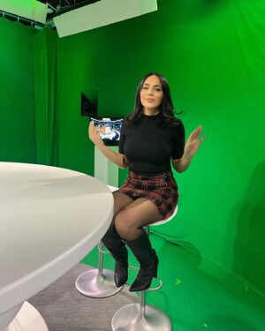Catherine Williams Instagram - Aujourd'hui c'était mes premières interview je suis trop fière 💓 c’est grâce à vous tout ça 

Hoje foi minha primeira entrevista estou tão orgulhoso 💓 é tudo graças a você

Today was my first interview I'm so proud 💓 it's all thanks to you

#netflix #ultimatumfrance @vdbuzz