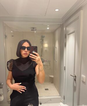 Catherine Williams Instagram - A deux doigt de refaire mon carré #shorthair 
Je laisse pousser ou je coupe ?