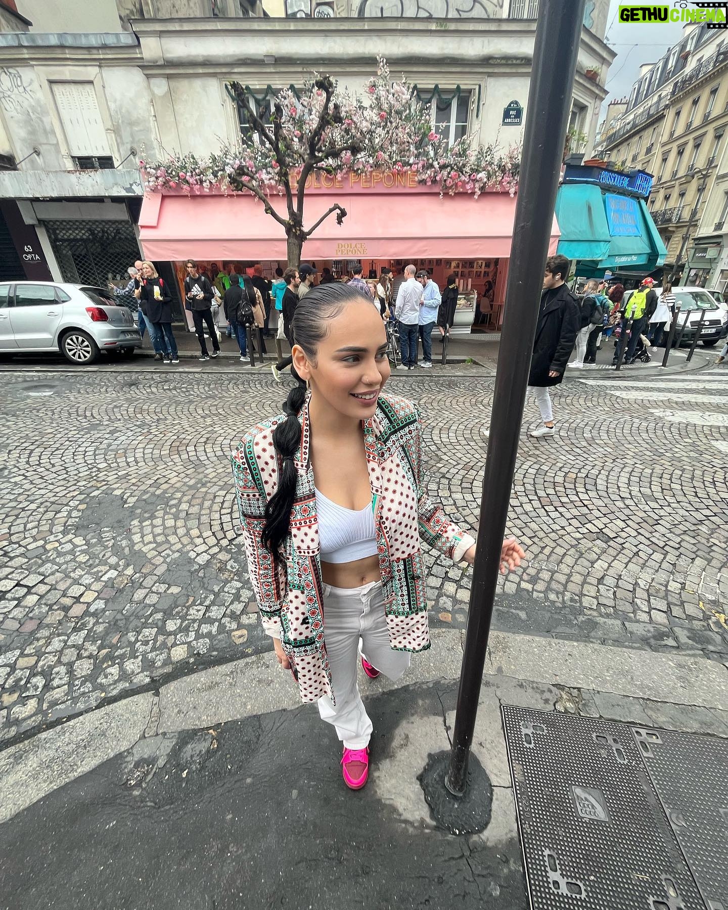 Catherine Williams - 3 Likes - Balade à Montmartre 💓
Top & Jean @pimkie
Veste @zara
