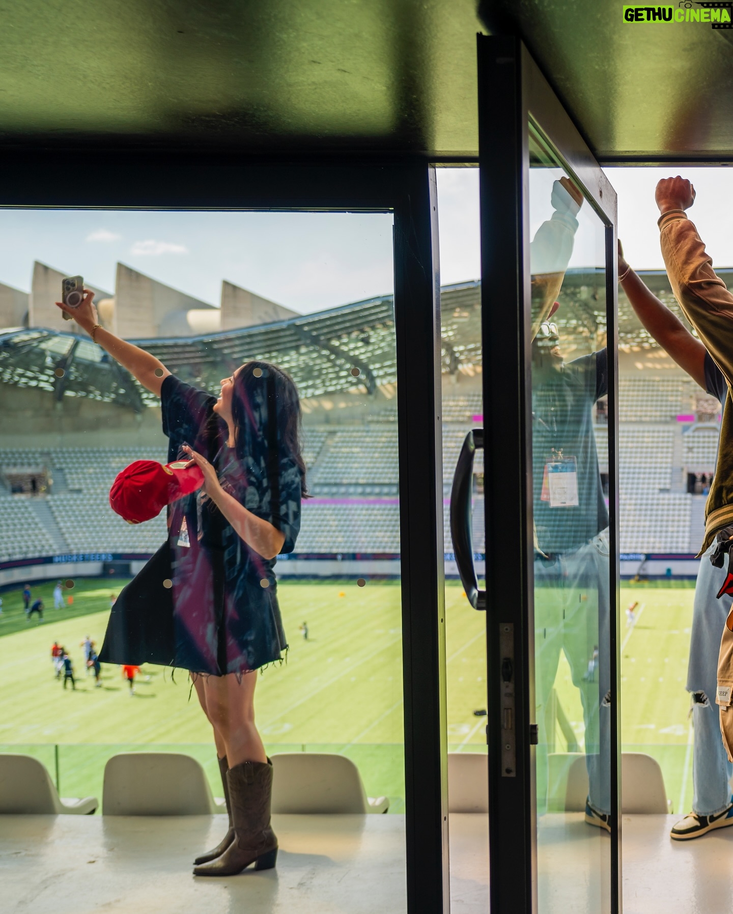 Catherine Williams - 3 Likes - Une journée dingue hier ! 🩷
@official_bonk_inu nous a fait vivre une expérience VIP hors du commun ! On a pu regarder le match de @parismusketeers et c’était incroyable ! 🏈