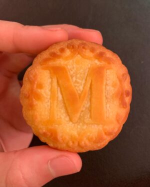 Cathy Ang Instagram - The moment I realized the lantern LIGHTS UP!!! 😍🤓🤯
.
@overthemoonmovie is collaborating with @ladymcakes to create these gorgeous mooncake sets!!! Celebrate the Mid-Autumn Moon Festival with us :) Dessert   Over the Moon broke me guys 😂
.
#overthemoon #overthemoonmovie #netflix #pearlstudio #glenkeane #ladym #mooncake #mooncakes #midautumnfestival #nomnom #yummy #asianfood #aapi