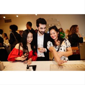 Cathy Ang Instagram - Thank you @mejuri and @claudehome for a night of BRILLIANT company, conversation, and GLAMOUR! Swipe through for a very special reunion 😘
.
#mejuri #claudehome #maggieholladay #homedesign #jewelry #jewellery #collaboration #gold #diamonds #ring #domering #sisters #ajlt #andjustlikethat #justlikethatmax #justlikethat