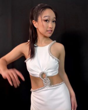 Cathy Ang Instagram - This @patbo was definitely one of my favorites from fashion week 🥰 Also @patriciabonaldi discussing how this midi can turn into a full-length for both of us 🤭
—
💄: @ayatariqmua 
💇🏻‍♀️: @japanese_michael 
style: @meg_galvin 
—
#nyfw #fashion #patbo #patriciabonaldi #makeup #makeupartist #hair #hairstylist #whitedress #eveningdress #glam