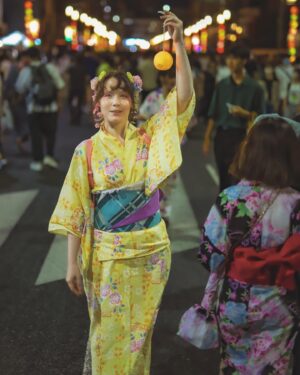 Cathy Cat Instagram - Pic 1-5 which 👘 pic is best? How hot 🥵 is it where you are right now?

We still have boiling hot temperatures  in Tokyo around 33 degrees (think that’s 333 Fahrenheit or something like that 😂 … at least feels like it 🔥)

This is still a good time to wear summer kimonos 👘 (called Yukata ) but since the majority of the festivals is over I can’t see many girls in Yukata anymore. Sadge! Hope to see some more wafuku (Japanese traditional fashion) again soon! 

How hot 🥵 is it where you are right now? Write is in degree or Fahrenheit, either way! 

Photo @masatoosan_portrait 

#kimonostyle #japanesetraditional #furisodekimono #kimonogirl #kimonoexperience 
#kimonogirl #japanesefashion #jfashion #kimonofashion #wafuku #着物 #和服 #花魁 #tokyogirl #girlinjapan #japanesestreetfashion #tokyofashion #kawaiifashion #kawaiigirl #kawaiistyle #lifeinjapan