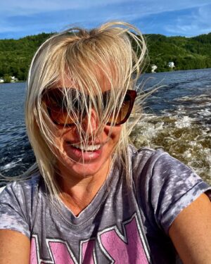 Cathy Gauthier Instagram - Merci @remipierrepaquin de nous avoir reçu à ton chalet! 
L’équipe du Boost on vous revient les batteries rechargées le 19 août!
#radioenergie # 94,3