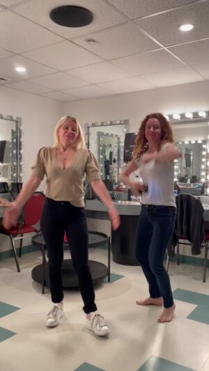 Cathy Gauthier Instagram - Là c’est vraiment fini après ce soir! 
On se retrouve avec ma prochaine tournée! 
Merci à ma chum de femme @silvitourigny et au meilleur directeur de tournée au monde Stephane Caissy.
💫
By the way cette vidéo est encore inutilement trop vulgaire… mais t’sais! 😈