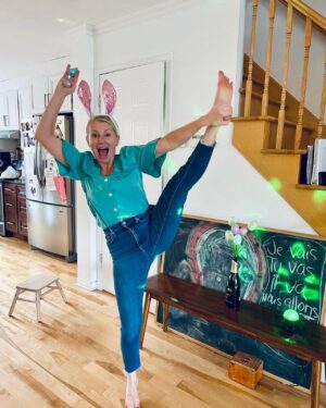 Cathy Gauthier Instagram - Joyeuses Pâques les cocos! 
Chez mes amis ça se passe comme ça! #DesENFANTSqui DansentETdesMERES quiFILMENT. 🐣🫶🥂