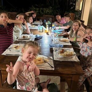 Cathy Gauthier Instagram - Des amis, des petits chapeaux, des grandes tablées, des rires à profusion et des souvenirs indélébiles pour tous, voilà c’est quoi des vacances parfaites pour moi! MERCI @fparadismtl d’avoir organisé ça pour mes 46 ans! ❤️