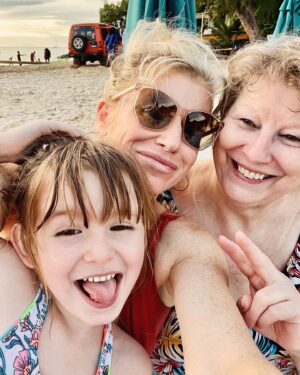 Cathy Gauthier Instagram - De retour à la Barbade 🇧🇧 
Cette année j’ai invité ma mère qui voyait la mer pour la première fois de sa vie, c’était très touchant! 
Ma fille qui traîne le lutin taquin à la plage pour l’empêcher de faire des mauvais coups!