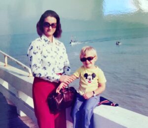 Cauet Instagram - Profitez de votre maman ♥️♥️c’est LE jour pour lui dire « je t’aime »❤️ pas une journée ne passe sans y penser #fetedesmeres #mothersday #love #❤️ #1978