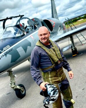 Cauet Instagram - Quel moment incroyable ! ❤️ 
La vidéo « vaut mieux avoer de LÉGENDE » arrive bientôt !! 
Merci @topgun_voltige … j’ai rêvé 🙏🙏
On ne pilote pas ça tous les jours 😜 
#picoftheday #emotions #dream