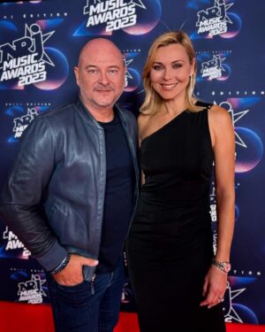 Cauet Instagram - Sur le tapis rouge des NRJ Music Awards 🌟 avant de remettre le prix de la révélation francophone de l'année à @nuitincolore 🏆 👏 @nikosaliagas 🎙️ 
#NMA #nrjmusicawards2023 #nrjmusicawards