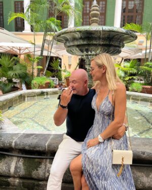 Cauet Instagram - Bisouuuuuus des vacances 
Photo1 - normale 
Photo2 - envie d’éternuer 
Photo3 - c’est quoi ce truc par terre ?
#picoftheday #miami #nofilter #♥️