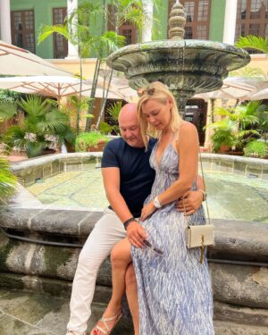 Cauet Instagram - Bisouuuuuus des vacances 
Photo1 - normale 
Photo2 - envie d’éternuer 
Photo3 - c’est quoi ce truc par terre ?
#picoftheday #miami #nofilter #♥️