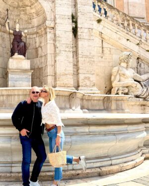 Cauet Instagram - Une bise de nous 2!! ❤️week-end fini! Quelle ville 😻!! Vive les italiens 
Retour émission demain et préparation Oneman 28/04  #love #birthday #italy #dolcevita #♥️