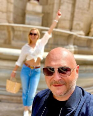 Cauet Instagram - Une bise de nous 2!! ❤️week-end fini! Quelle ville 😻!! Vive les italiens 
Retour émission demain et préparation Oneman 28/04  #love #birthday #italy #dolcevita #♥️