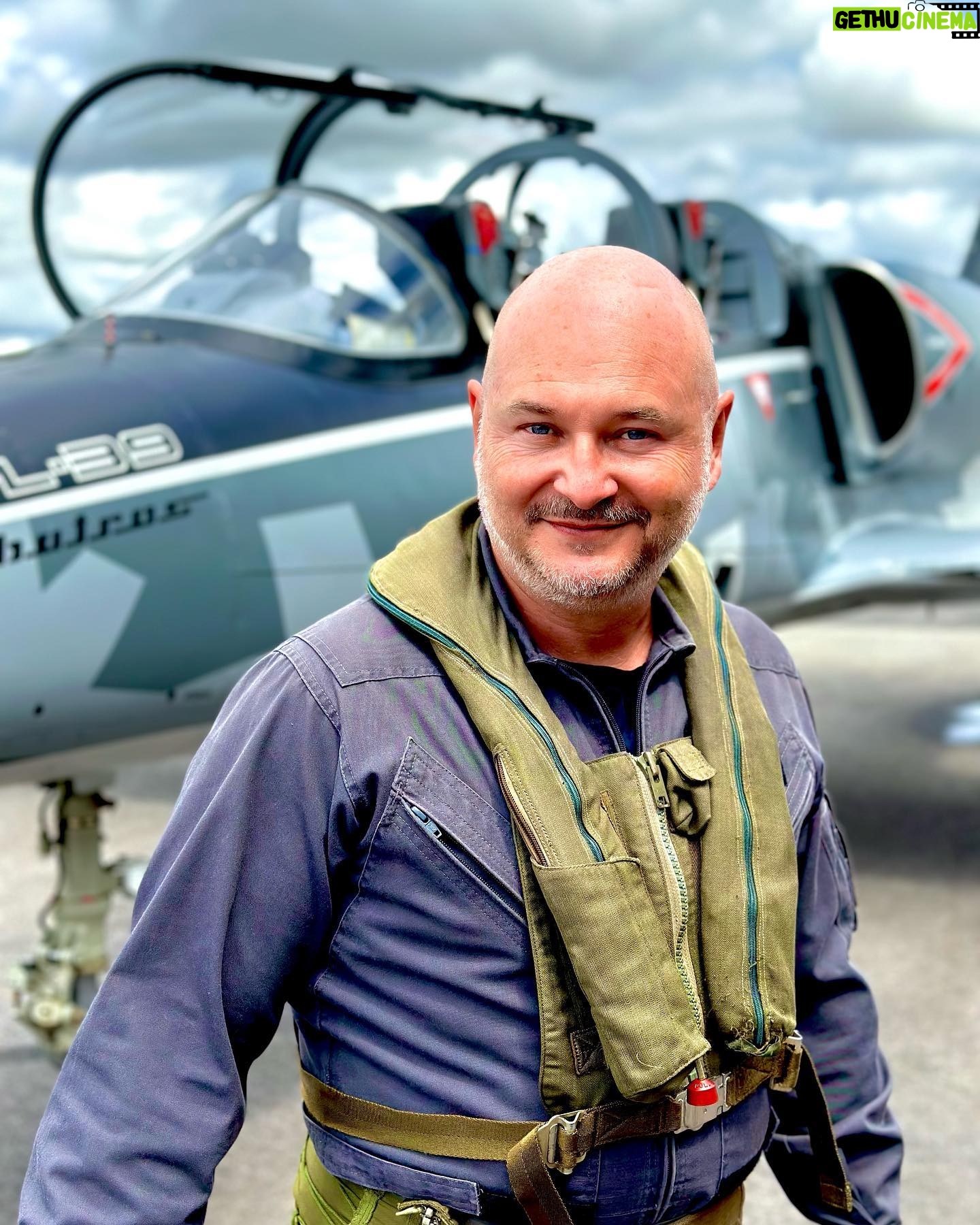 Cauet - 18.8K Likes - Quel moment incroyable ! ❤️
La vidéo « vaut mieux avoer de LÉGENDE » arrive bientôt !!
Merci @topgun_voltige … j’ai rêvé 🙏🙏
On ne pilote pas ça tous les jours 😜
#picoftheday #emotions #dream