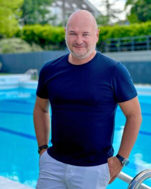 Cauet Instagram - Ce week-end j’ai eu la chance d’inaugurer la Piscine : « Sébastien Cauet » 😍🩳☀️ Like si tu veux venir faire un plouf 💦