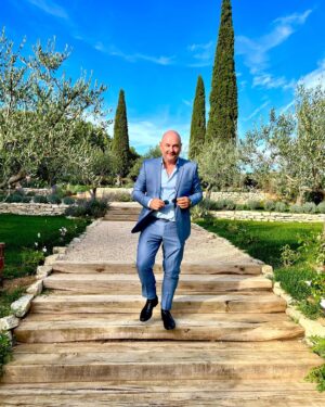 Cauet Instagram - 1.la belle et …❤️❤️❤️
2. En mode #georgesclooney 
3. J’avais pas vu la marche 😂
#love #picoftheday #wedding #♥️