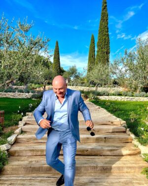 Cauet Instagram - 1.la belle et …❤️❤️❤️
2. En mode #georgesclooney 
3. J’avais pas vu la marche 😂
#love #picoftheday #wedding #♥️